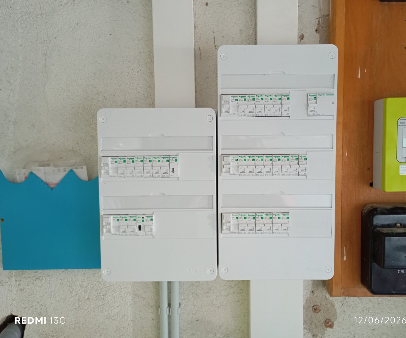 Nouveaux tableaux électriques avec leurs habillages en cours de finition