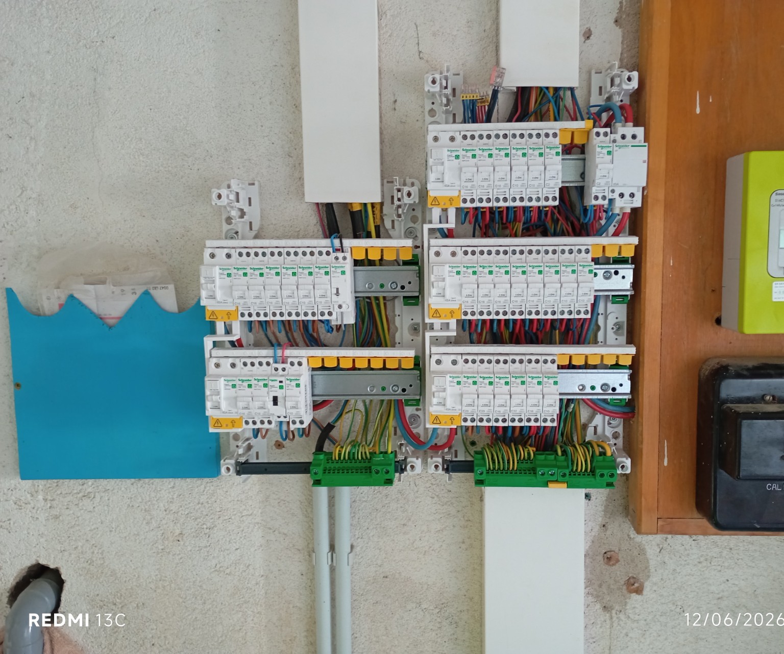 Nouveaux coffrets électriques câblés avant la pose des habillages
