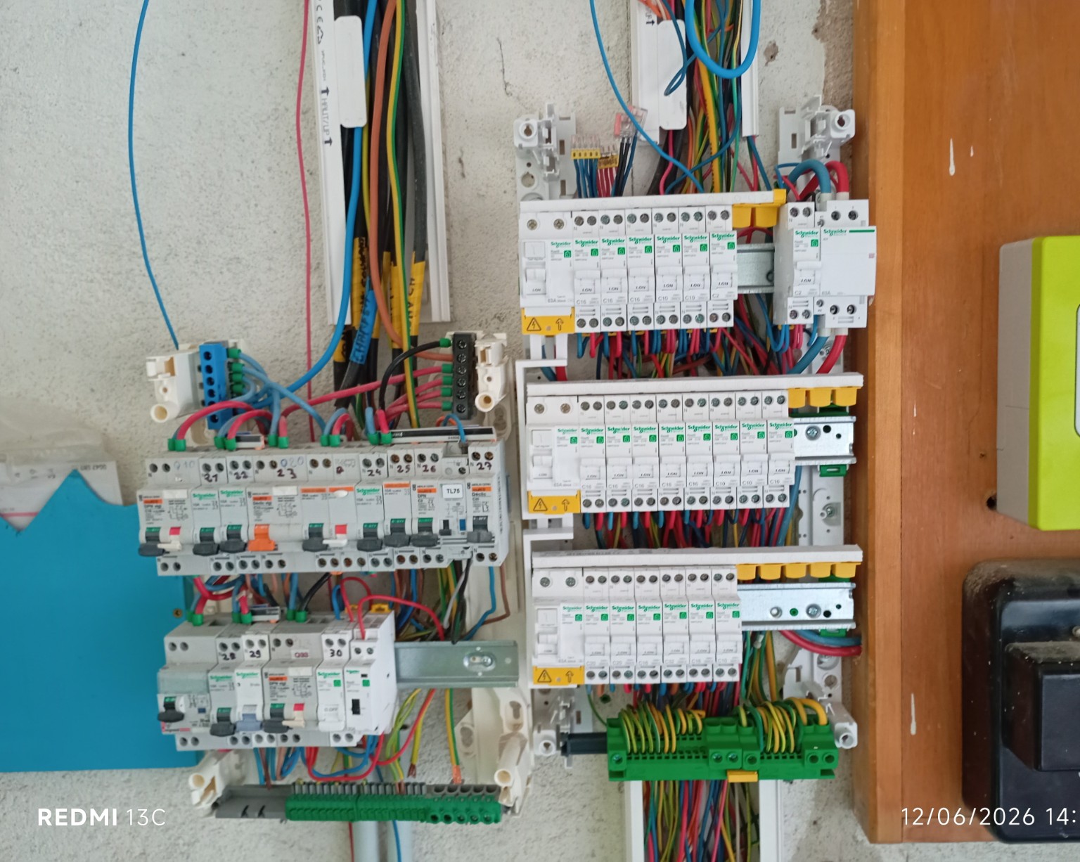 Ancien et nouveau tableaux électriques côte à côte pendant le transfert des circuits